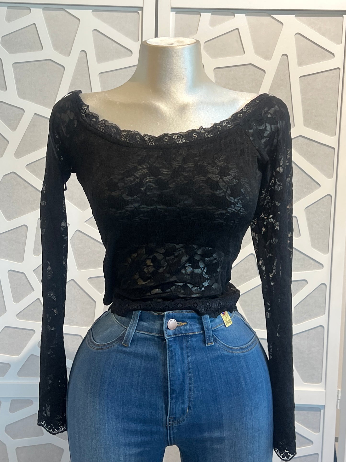 LACE OFF SHOULDER TOP