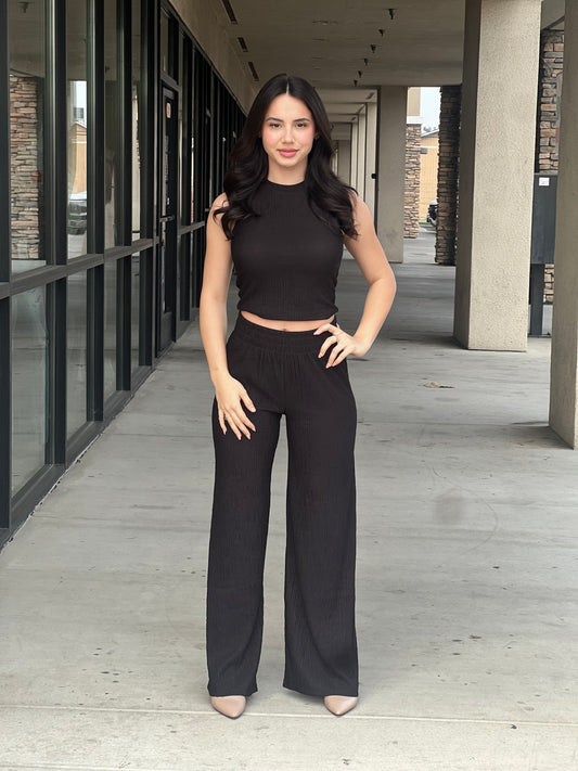 SLEEVELESS TOP & CRINKLE KNIT
PANTS SET