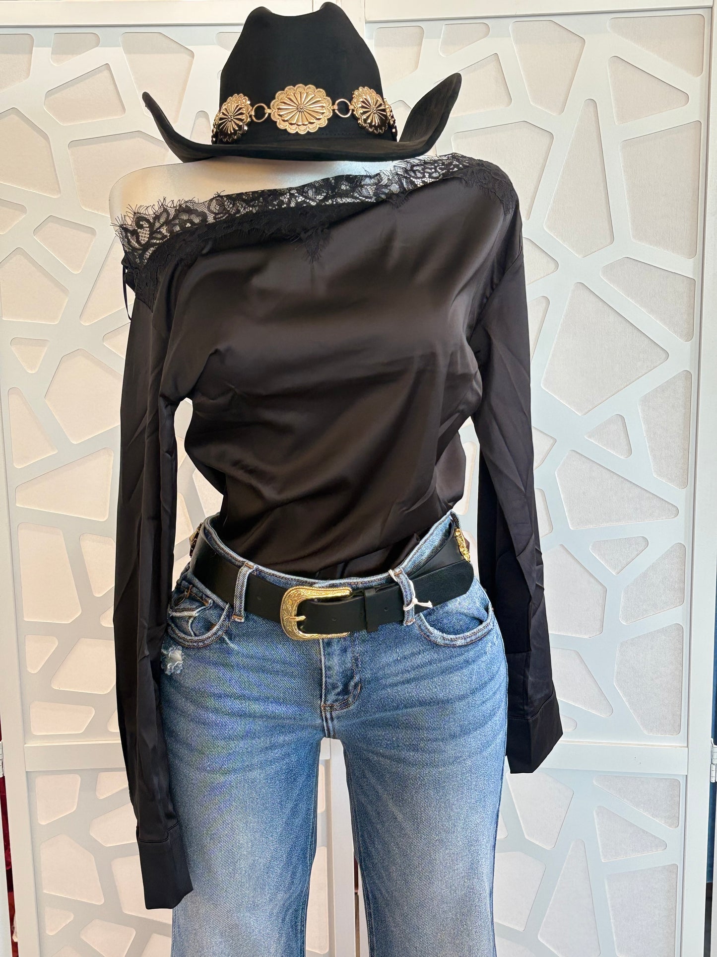 LACE-TRIMMED OFF-THE-SHOULDER BLOUSE