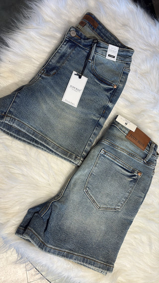 JUDY BLUE V-front Vintage Wash Shorts