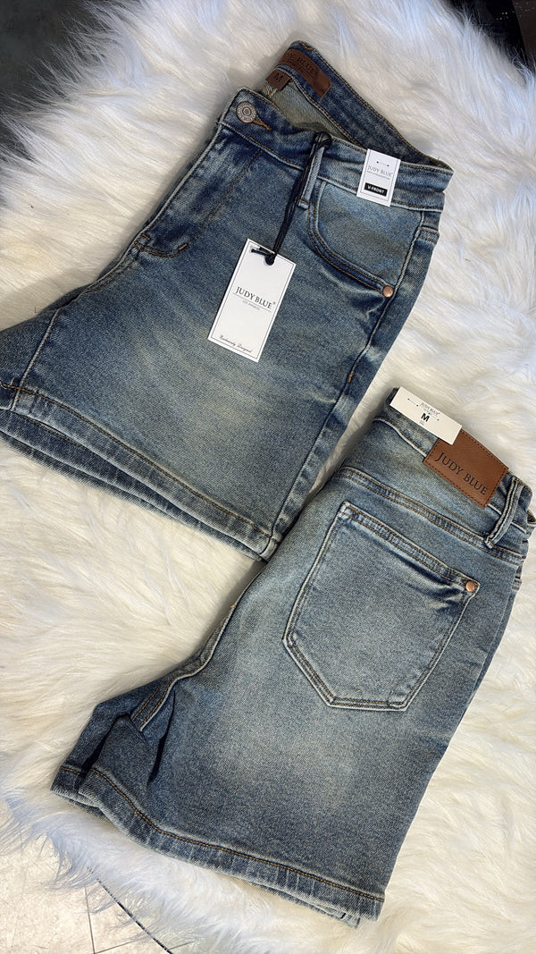 JUDY BLUE V-front Vintage Wash Shorts
