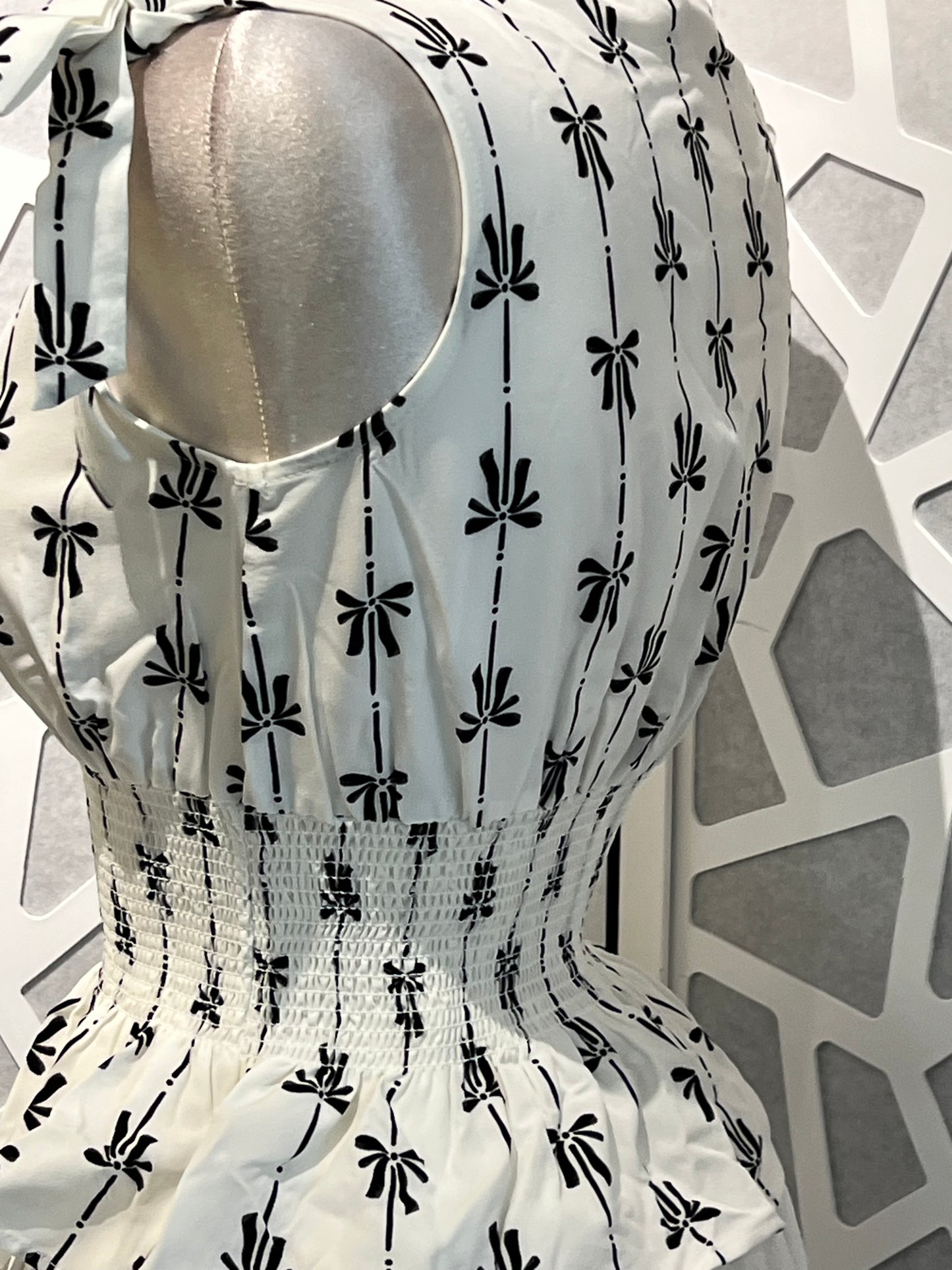 BOW LINE PATTERN TIE SHOULDER SLEEVELESS BLOUSE