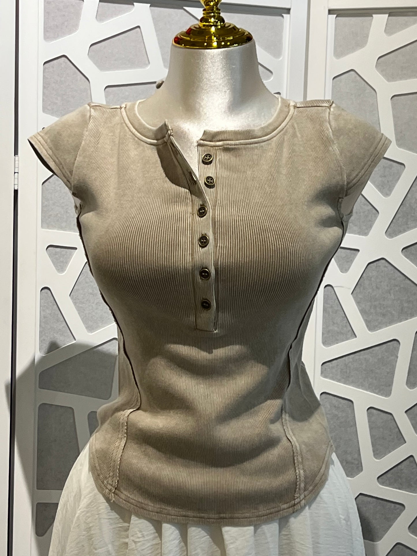 WASHED EXPOSED SEAM HENLEY RIB KNIT TOP