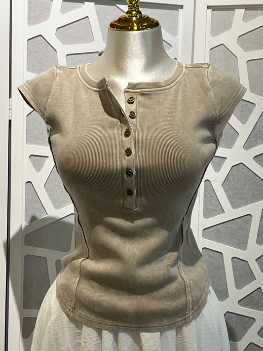 WASHED EXPOSED SEAM HENLEY RIB KNIT TOP