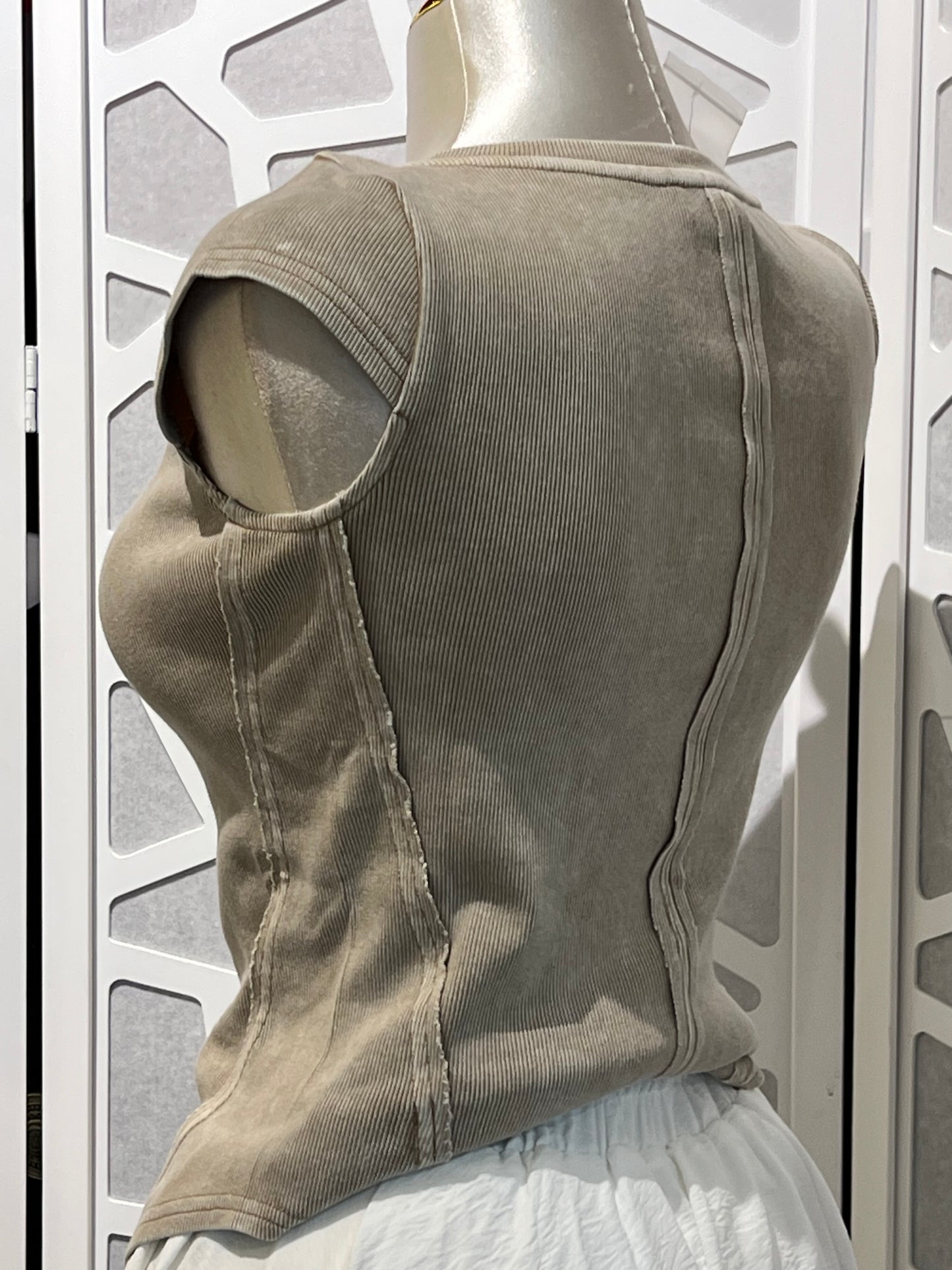 WASHED EXPOSED SEAM HENLEY RIB KNIT TOP