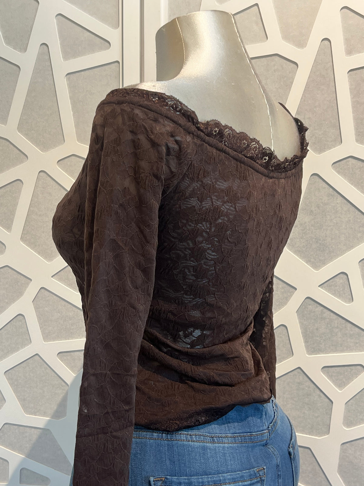 LACE OFF SHOULDER TOP