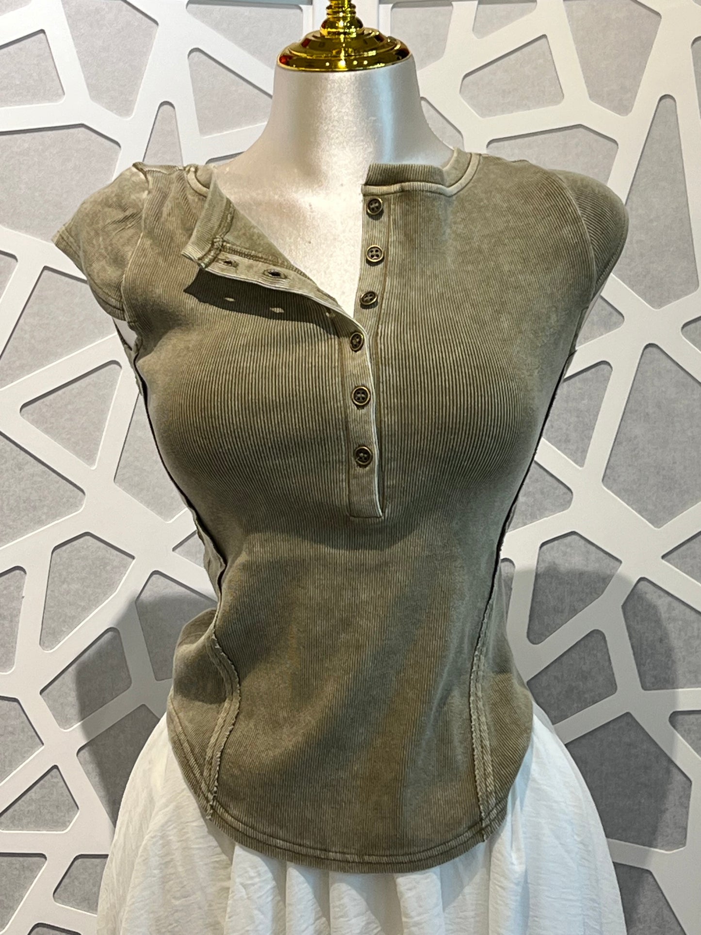 WASHED EXPOSED SEAM HENLEY RIB KNIT TOP