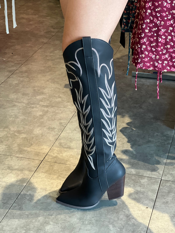 La Niña over the knee boots