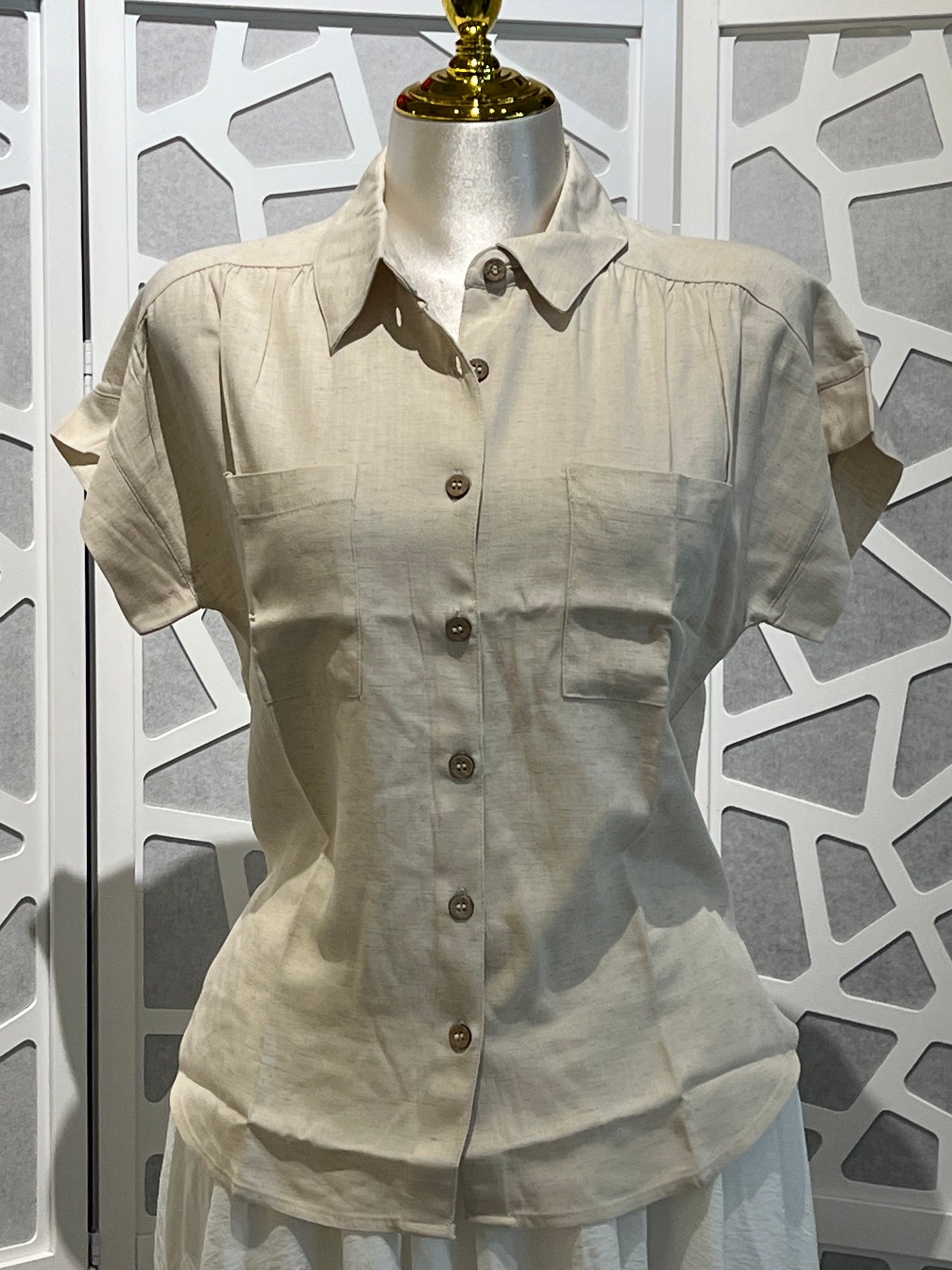 COLLARED RUCHED SHOULDER SHORT SLEEVE SHIRT