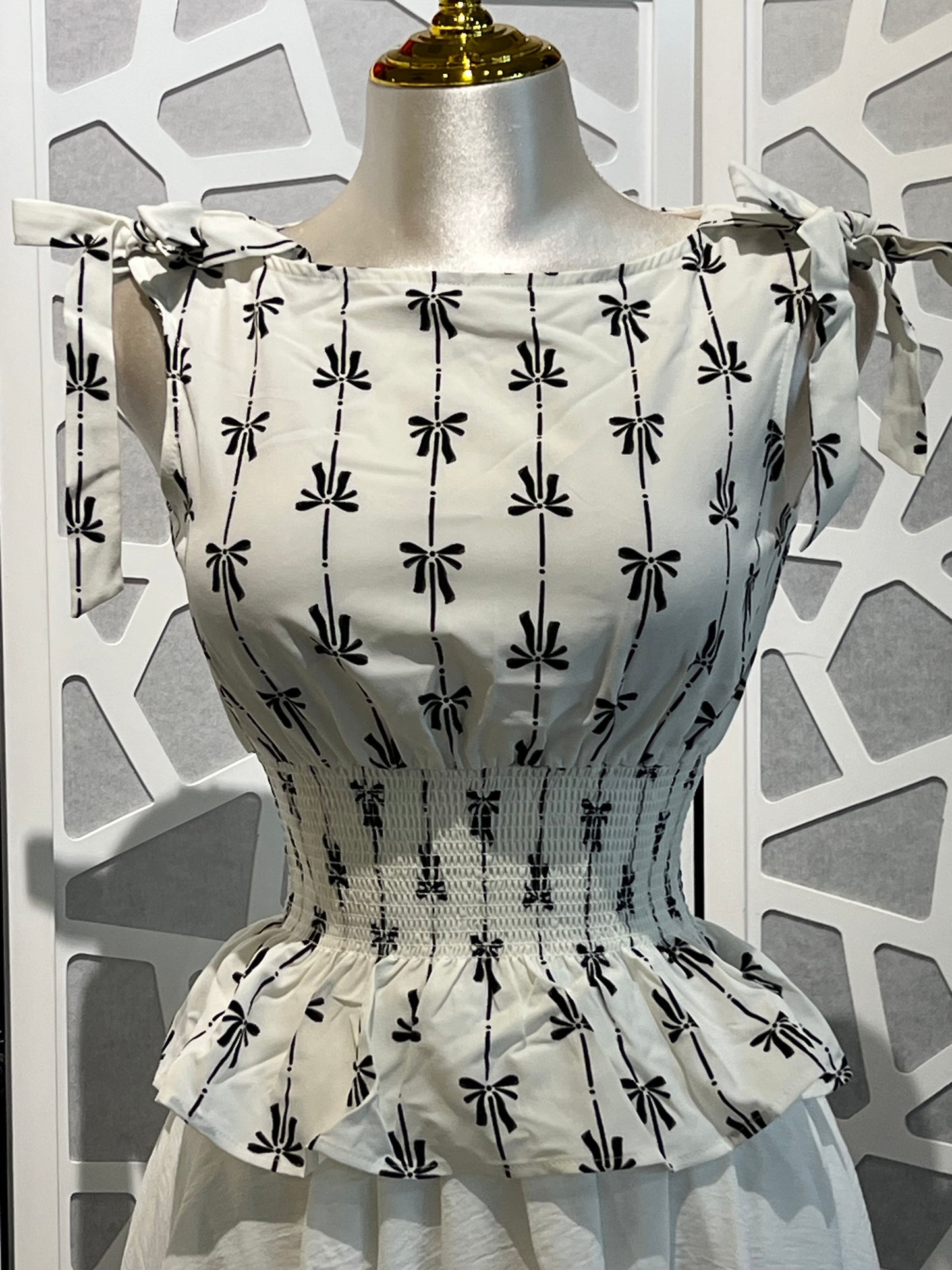 BOW LINE PATTERN TIE SHOULDER SLEEVELESS BLOUSE