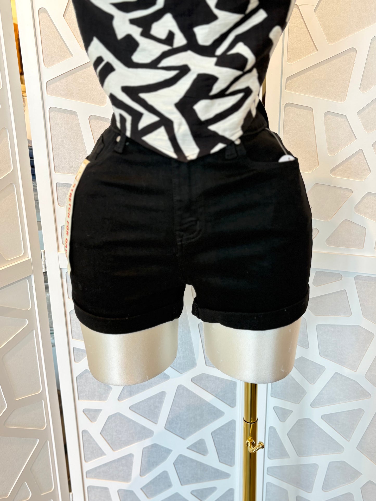 Stretchy cuffed shorts