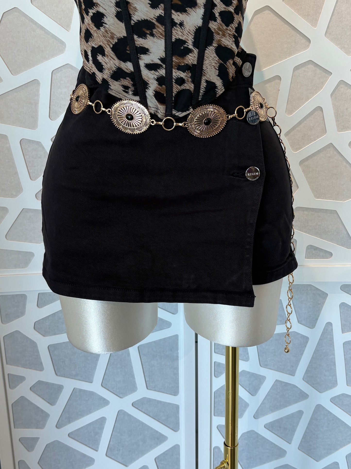 Side button detail skort